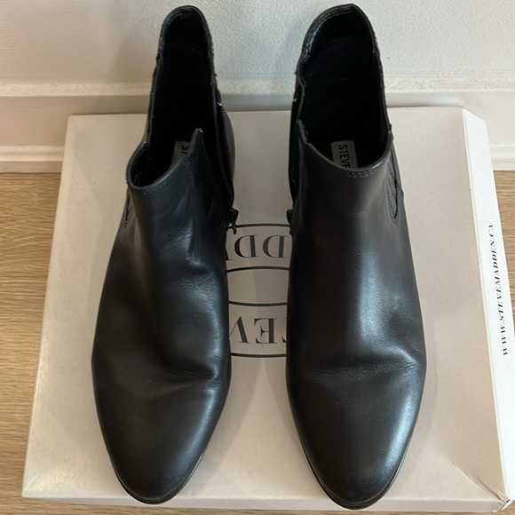 Steve Madden Black Leather Bootie for Fall. Like new! - Picture 3 of 5